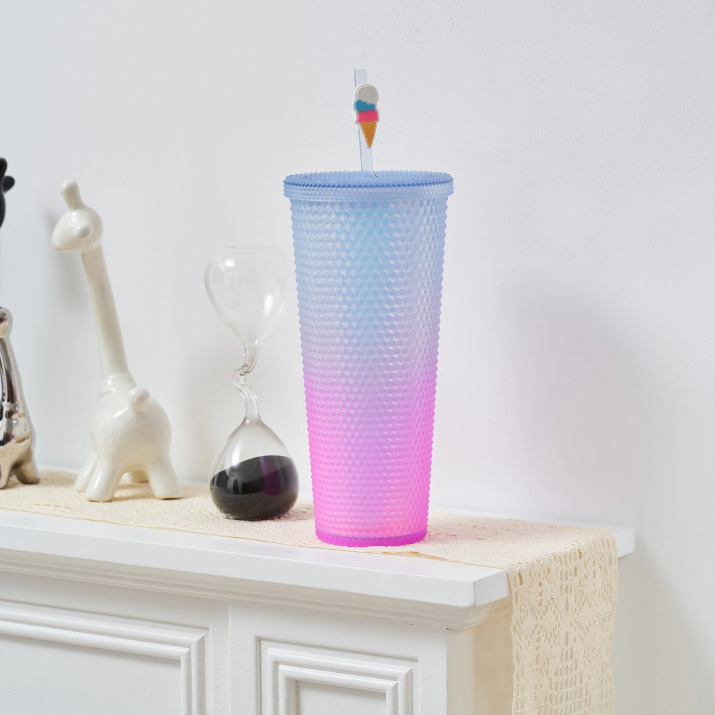 Full inlaid glass. Matty black inlaid glass with a lid and straw. Repeatable double -wall insulation travel glass. Plastic acrylic soft color glass, suitable for ice coffee smoothies